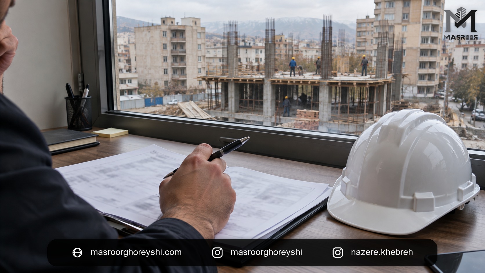 مجری در حال تکمیل مستندات قرارداد پروژه اجرایی پشت میز کار