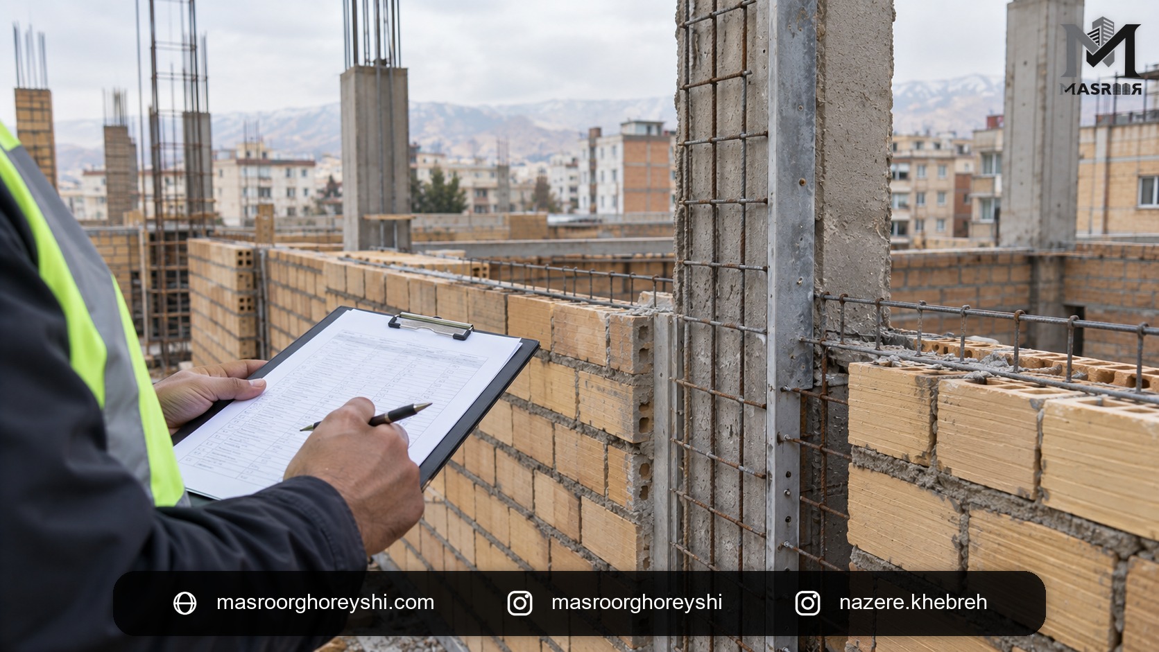 ناظر در حال کنترل چکلیست والپست و دیوارچینی در کارگاه