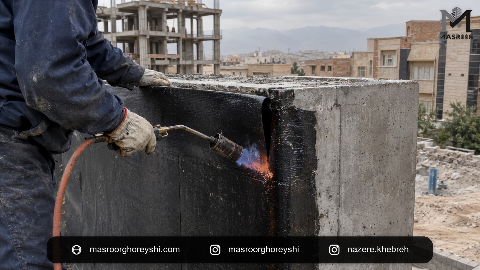 اجرای عایق‌کاری رطوبتی قیرگونی روی دیوار حائل با مشعل حرارتی